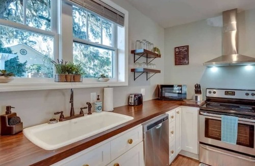 Thunderbolt House | Apartment w/Gazebo & Pool-Swanky Savannah Style