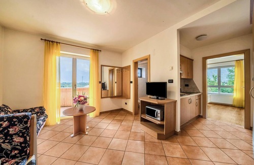 Lana Apartment | Apartment "Weinsepphof 2" with Mountain View, Pool, Wi-Fi, Garden & Balcony