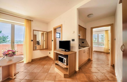 Lana Apartment | Apartment "Weinsepphof 2" with Mountain View, Pool, Wi-Fi, Garden & Balcony