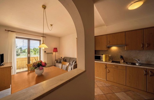 Lana Apartment | Apartment "Weinsepphof 3" with Mountain View, Pool, Wi-Fi, Garden & Balcony
