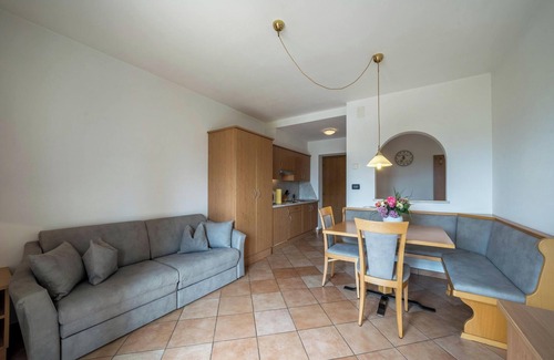 Lana Apartment | Apartment "Weinsepphof 3" with Mountain View, Pool, Wi-Fi, Garden & Balcony