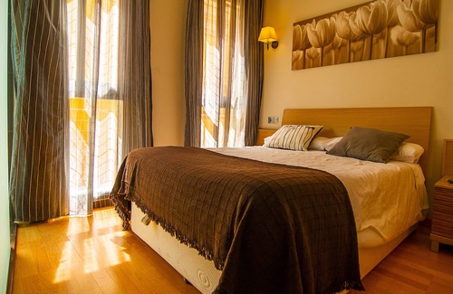 Almeria Centro Apartment | Apartment with 1 double bed, 2 single beds and kitchen