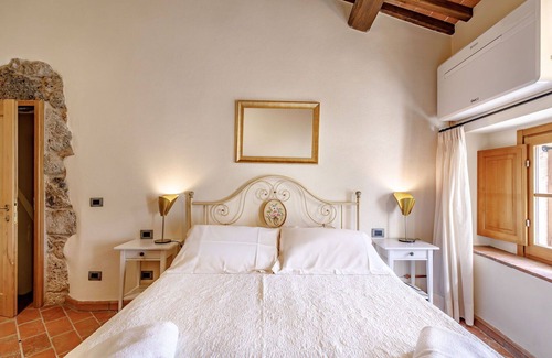 Monteriggioni Other | Apartment with A/C, sauna, private pool, WIFI, hot tub, TV, patio, panoramic view, close to Siena