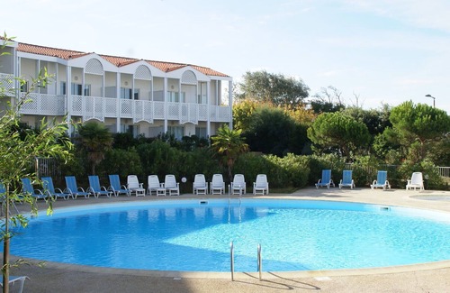 Fouras Apartment | Apartment with a view on the pool or see near Fort Boyard
