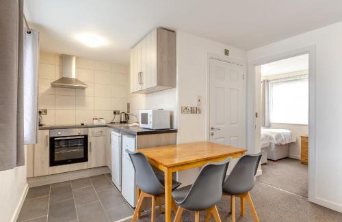 Hele Apartment | Apartment with Access to Pool Spa & Soft play