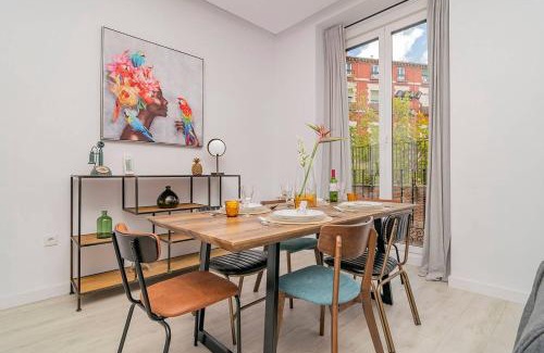 Barrio de La Latina Apartment | Apartment with Balconies in La Latina by Batuecas