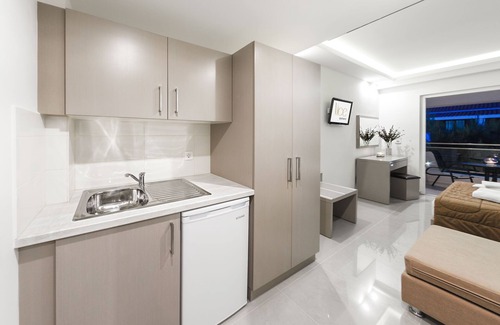 Laganas Apartment | Apartment with Balcony