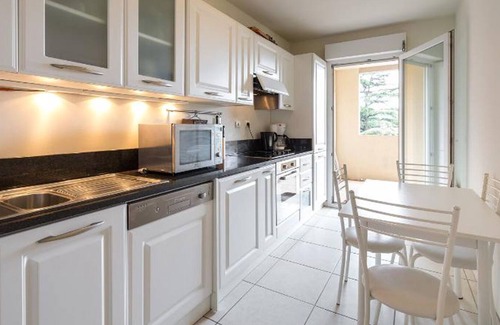 Riou - Petit Juas - Av de Grasse Apartment | Apartment with Communal Pool