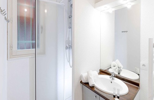 Le Teich Apartment | Apartment with dishwasher, near Le Teich