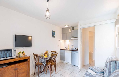Le Teich Apartment | Apartment with dishwasher, near Le Teich