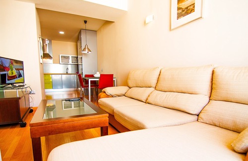 Almeria Centro Apartment | Apartment with double bed and kitchen