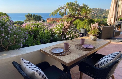 Theoule-Superieur Apartment | Apartment with sea view, 70m² terrace and direct access to the sea