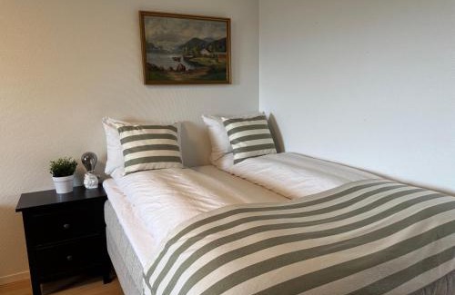 Midtsandan Apartment | Apartment with garden and large bathroom