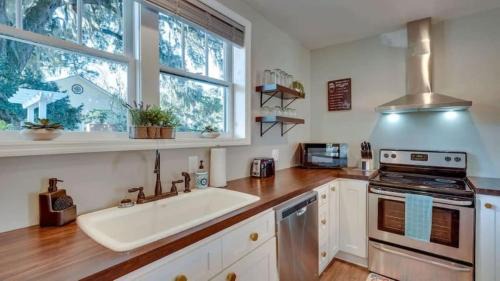 Thunderbolt House | Apartment with Gazebo-Swanky Savannah Style