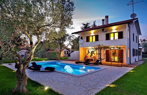 Nova Vas Apartment | *Apartment with private pool and large garden
