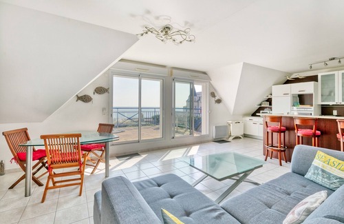 Le Croisic Apartment | Apartment with Sea View, Private Terrace and Wi-Fi