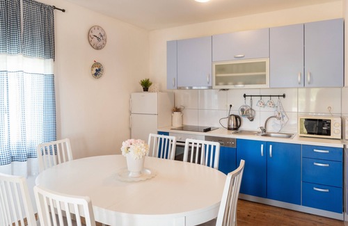 Pirovac Apartment | Apartment with sea view near the main city beach