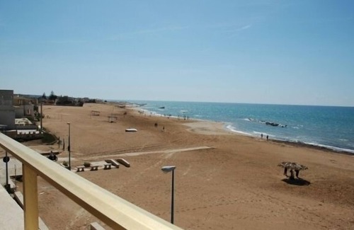Donnalucata Apartment | Apartment with terrace, on the beach, very quiet location, WiFi, aircon, 5 pers.
