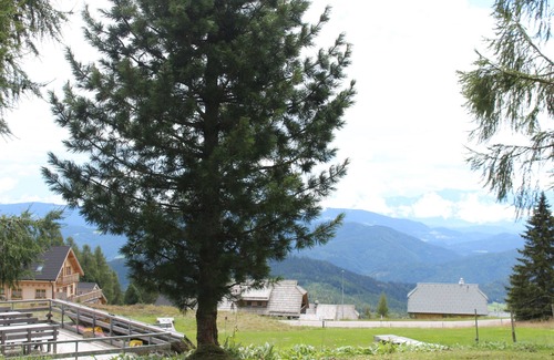 Albeck Apartment | Apartment 'Wohnung 2' with Mountain View, Shared Terrace and Shared Garden