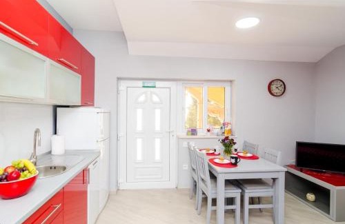 Banici Apartment | Apartments Donita - Comfort Two Bedroom Apartment with Balcony and Sea View