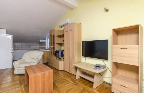 Cove Basina (Jelsa) Apartment | Apartments Ivo (38671-A7) - Basina