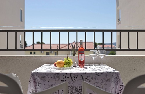 Kastel Stafilic Apartment | Apartments Monica 100 meters to beach near Split Trogir