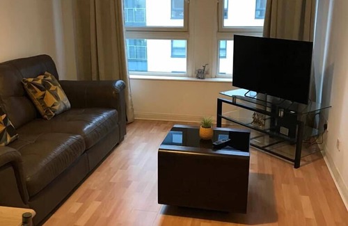 Tradeston Apartment | Apex Wallace Street Apt with Free Parking