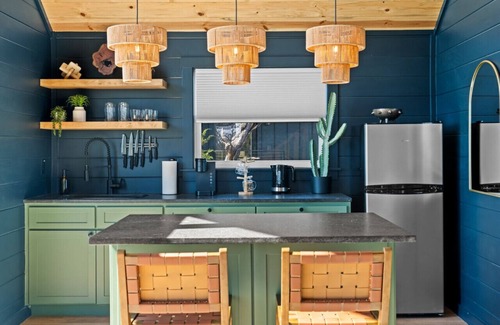 Fredericksburg Cabin | Apollo Treehouse*Lux*Hot tub*Fredericksburg*EV
