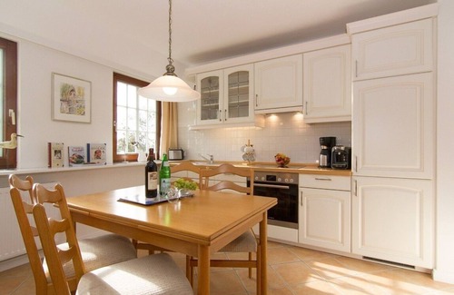 Keitum Apartment | App. Merret Location: The apartment is in a very quiet location in a thatched-roof house on the upper floor. The house is located in the immediate vicinity of the mudflats. There is a wide range of shopping facilities and restaurants in the village.