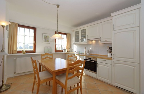 Keitum Apartment | App. Merret Location: The apartment is in a very quiet location in a thatched-roof house on the upper floor. The house is located in the immediate vicinity of the mudflats. There is a wide range of shopping facilities and restaurants in the village.