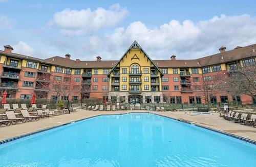 Vernon Condo | Appalachian @ Mtn Creek Pool Hot Tubs Sauna Gym Deck Mtn Front #324