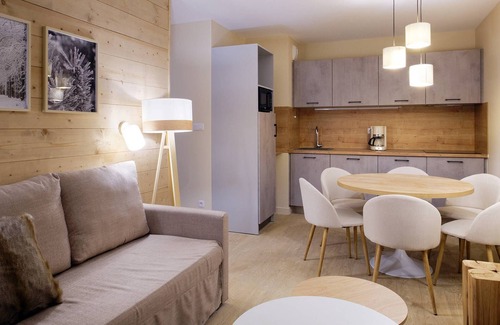 Eclose-Est Condo | Appart élegant au Alpes | piscine chauffée + spa!