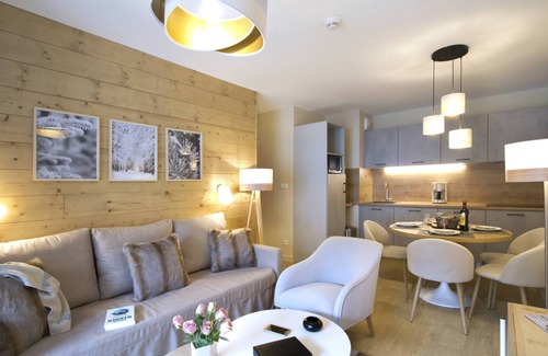 Eclose-Est Condo | Appart élegant au Alpes | piscine chauffée + spa!