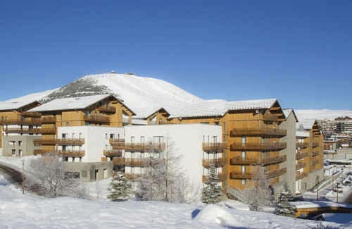 Eclose-Est Condo | Appart élegant au Alpes | piscine chauffée + spa!