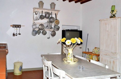 Serravalle Pistoiese House | Appartamento Clarabella C: A characteristic and welcoming two-story independent house built on a hillside, surrounded by meadows and woods, with Free WI-FI.