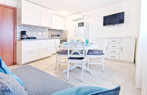 Vardica Apartment | Appartamento Confortevole con Mansarda in Villaggio Tranquillo