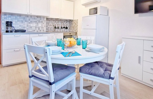 Vardica Apartment | Appartamento Confortevole con Mansarda in Villaggio Tranquillo