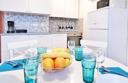 Vardica Apartment | Appartamento Confortevole con Mansarda in Villaggio Tranquillo