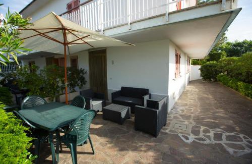 Minturno Apartment | Appartamento in Villa Valentini- Fronte mare, Giardino e Parcheggio privato, WIFI, dotato di tutti i confort, nel Cuore del Golfo di Gaeta