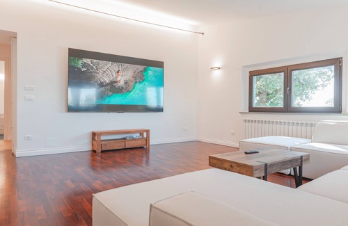 Corciano Apartment | Appartamento 'Vista Lago' with Lake View, Private Garden and Wi-Fi