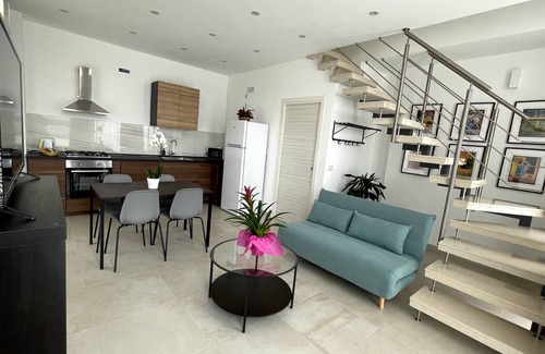 Santa Lucia House | Appartamento Vista Mare con 2 Camere e 3 Bagni, Fronte Spiaggia, Parcheggio