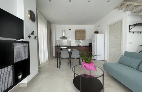 Santa Lucia House | Appartamento Vista Mare con 2 Camere e 3 Bagni, Fronte Spiaggia, Parcheggio