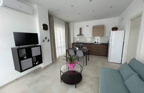 Santa Lucia House | Appartamento Vista Mare con 2 Camere e 3 Bagni, Fronte Spiaggia, Parcheggio