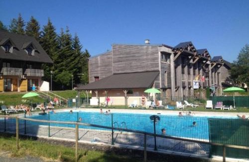Besse-et-Saint-Anastaise Apartment | appartement dans station Super Besse 4ou5 pers piscine