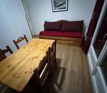 Besse-et-Saint-Anastaise Apartment | appartement dans station Super Besse 4ou5 pers piscine