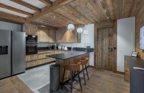 Val-d'Isere Apartment | Appartement élégant avec jacuzzi à Val-d'Isère - 4 chambres en suite, proche piste de Bellevarde - FR-1-567-87