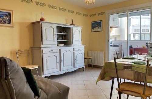 Balaruc-les-Bains Apartment | Appartement 2 étoiles proche du stade et des Thermes à Balaruc-les-Bains, avec parking et balcon fermé - FR-1-503-84