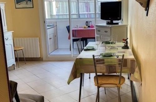 Balaruc-les-Bains Apartment | Appartement 2 étoiles proche du stade et des Thermes à Balaruc-les-Bains, avec parking et balcon fermé - FR-1-503-84