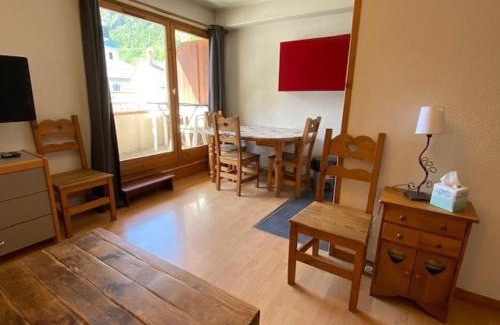 Brides-les-Bains Apartment | Appartement 2* Confort 5 Pers, Balcon, Centre de Brides-les-Bains, Proche Thermes & Télécabine - FR-1-512-137