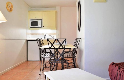 Le Lavandou Apartment | Appartement 2 pièces cabine, 6 couchages, avec piscine et terrasse ensoleillée au Lavandou - FR-1-251-235